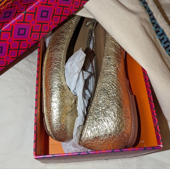 Tory Burch Laila flat in metallic crinkle gold US7 - Picture 3 of 4